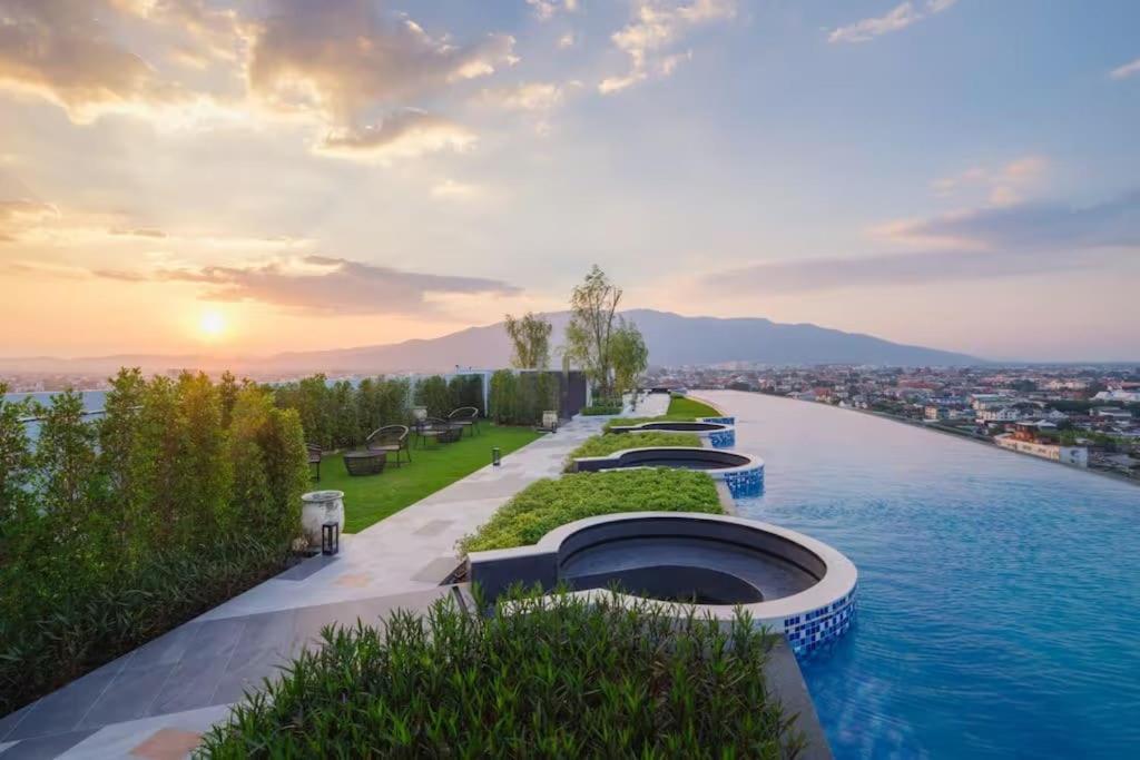 Astra Sky River无边泳池奢华温馨97㎡大三卧山景套房 Chiang Mai Exteriör bild